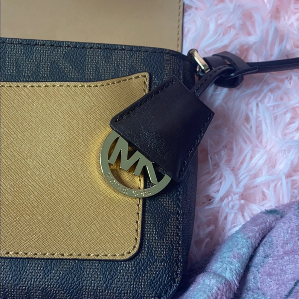 Michael Kors - Picture 2 of 4
